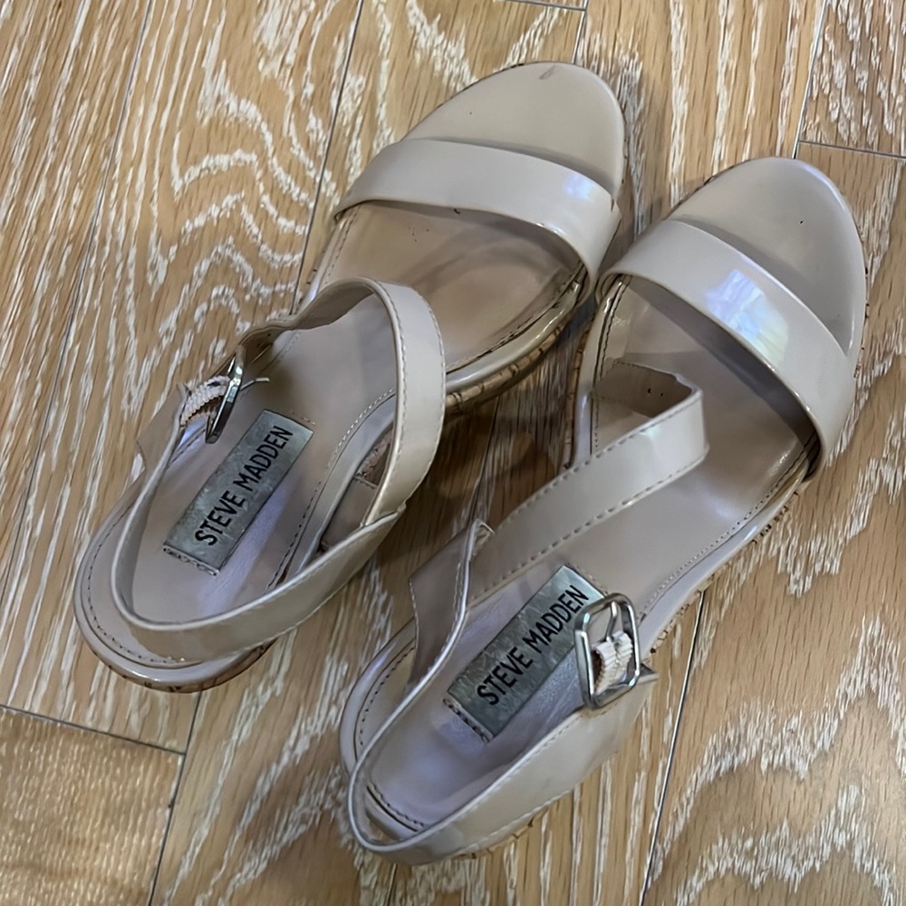 Steve Madden beige patent wedges with cork platforms
